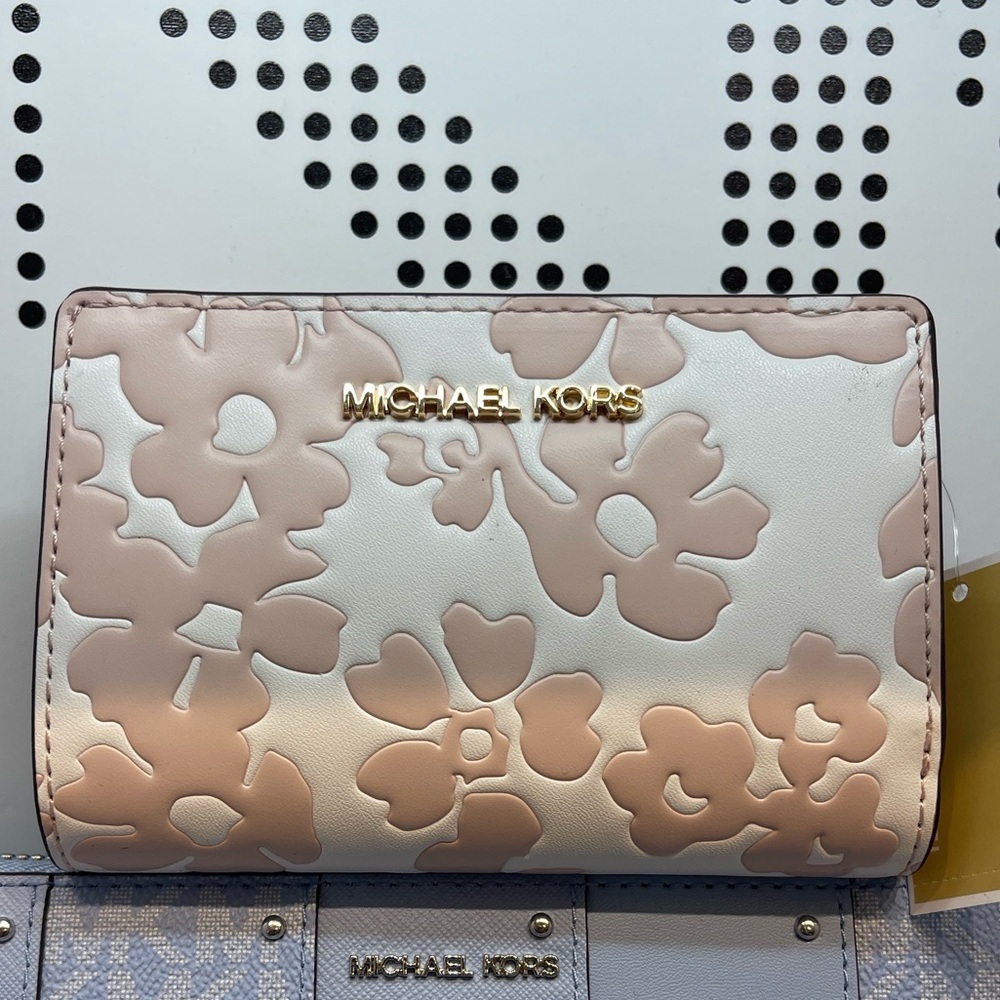 Michael Kors Jet Set Medium Floral Print Bi-Fold Wallet 
POWDER BLUSH
NWT